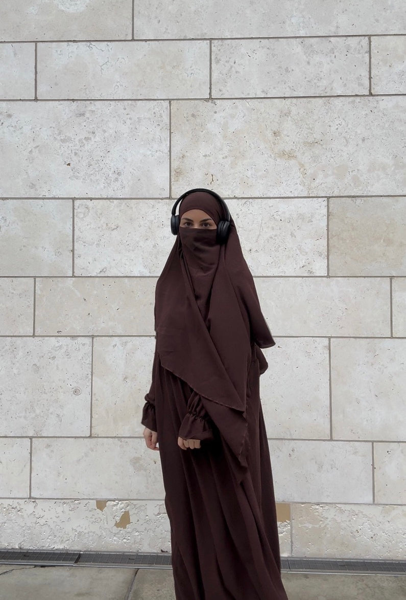 abaya-khimar-set dunkelbraun aus jazz-stoff mit rüschenärmeln, vorderansicht