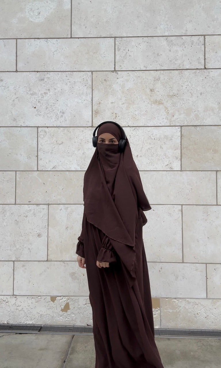 abaya-khimar-set dunkelbraun aus jazz-stoff mit rüschenärmeln, vorderansicht