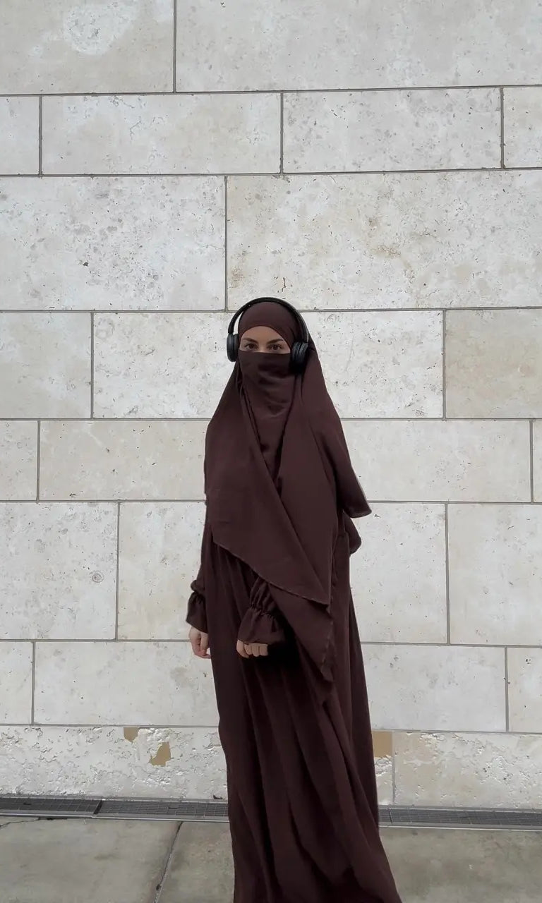 abaya-khimar-set dunkelbraun aus jazz-stoff mit rüschenärmeln, vorderansicht