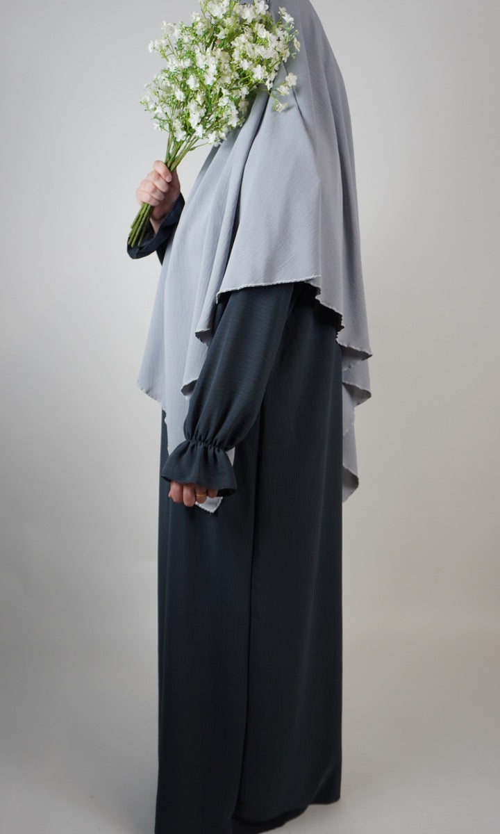 Abaya dunkelgrau aus Jazz-Stoff mit Rüschenärmeln, Seitenansicht