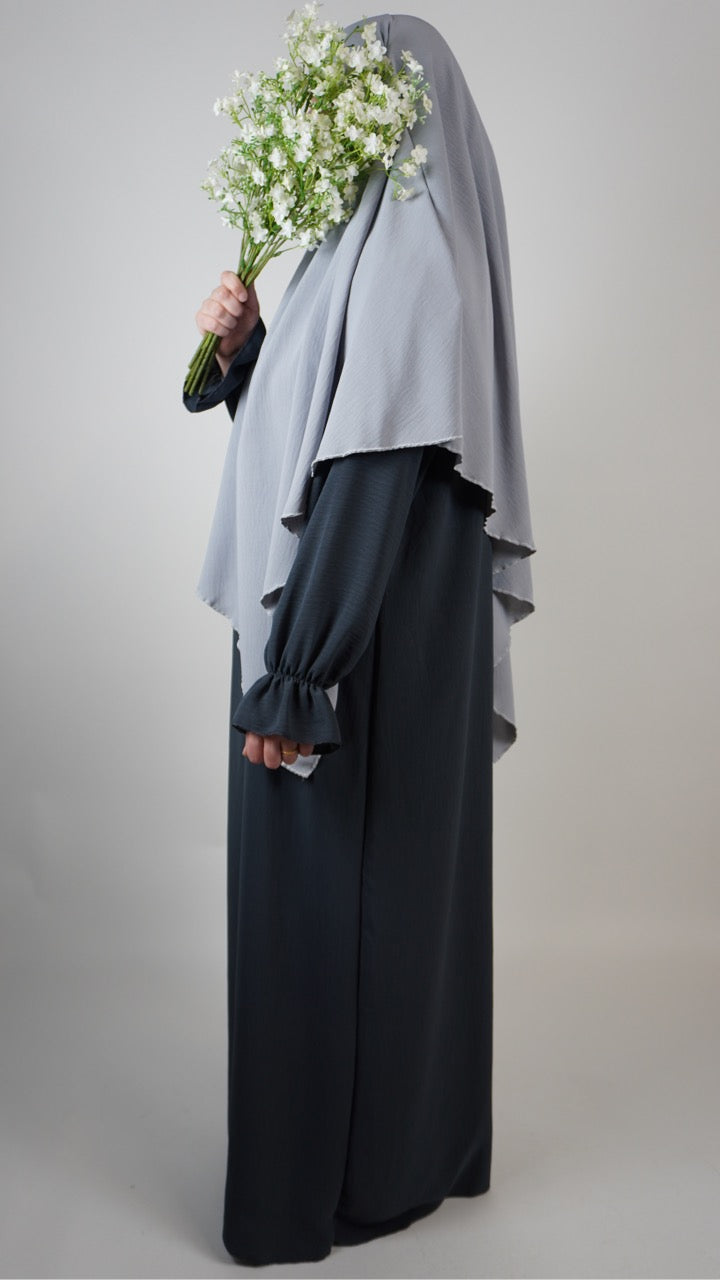 Abaya dunkelgrau aus Jazz-Stoff mit Rüschenärmeln, Seitenansicht