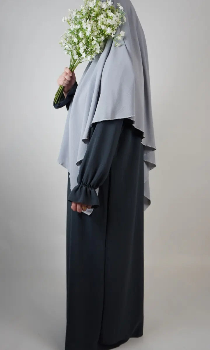 Abaya dunkelgrau aus Jazz-Stoff mit Rüschenärmeln, Seitenansicht