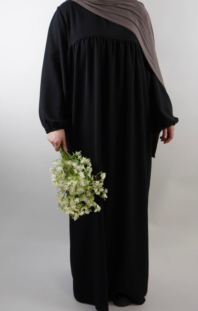 abaya aus jazzstoff in schwarz mit ballonärmeln und geraffter passe, vorderansicht