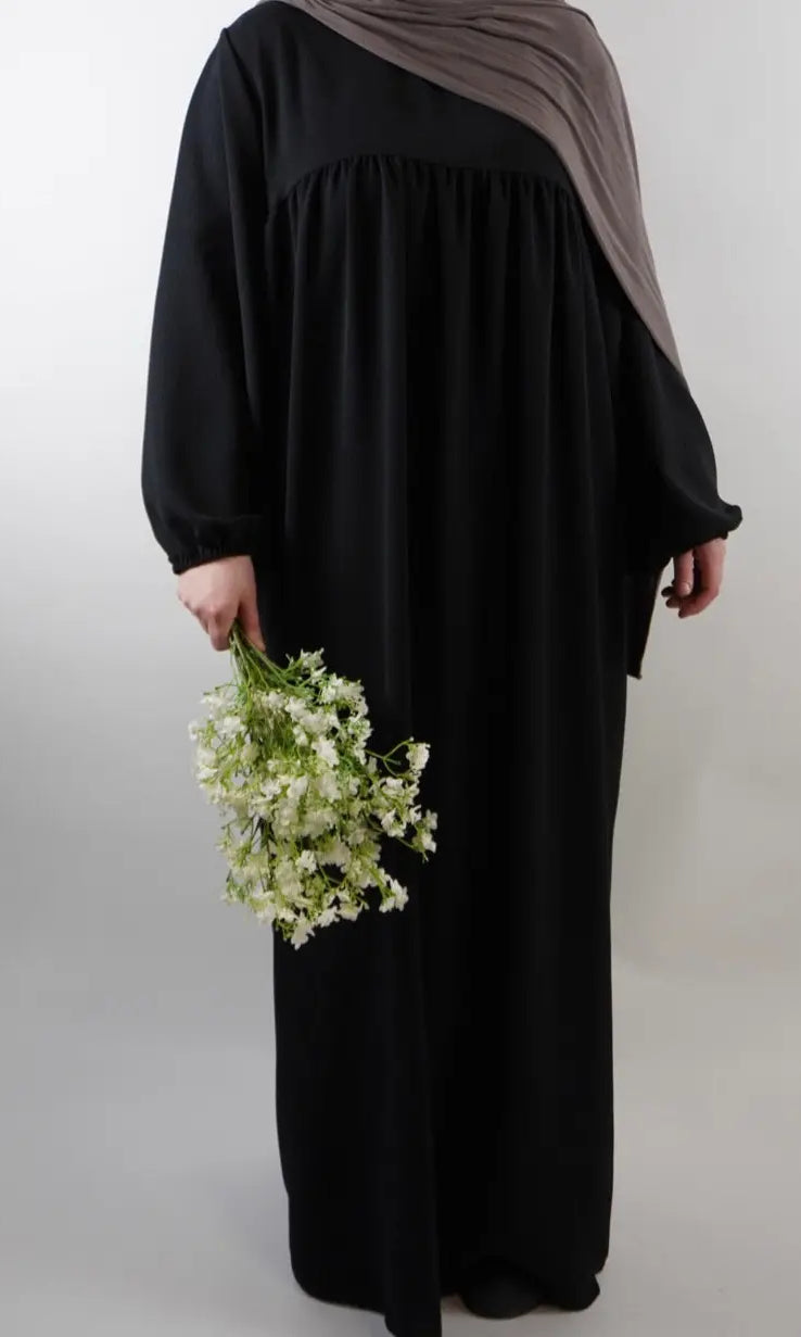 abaya aus jazzstoff in schwarz mit ballonärmeln und geraffter passe, vorderansicht