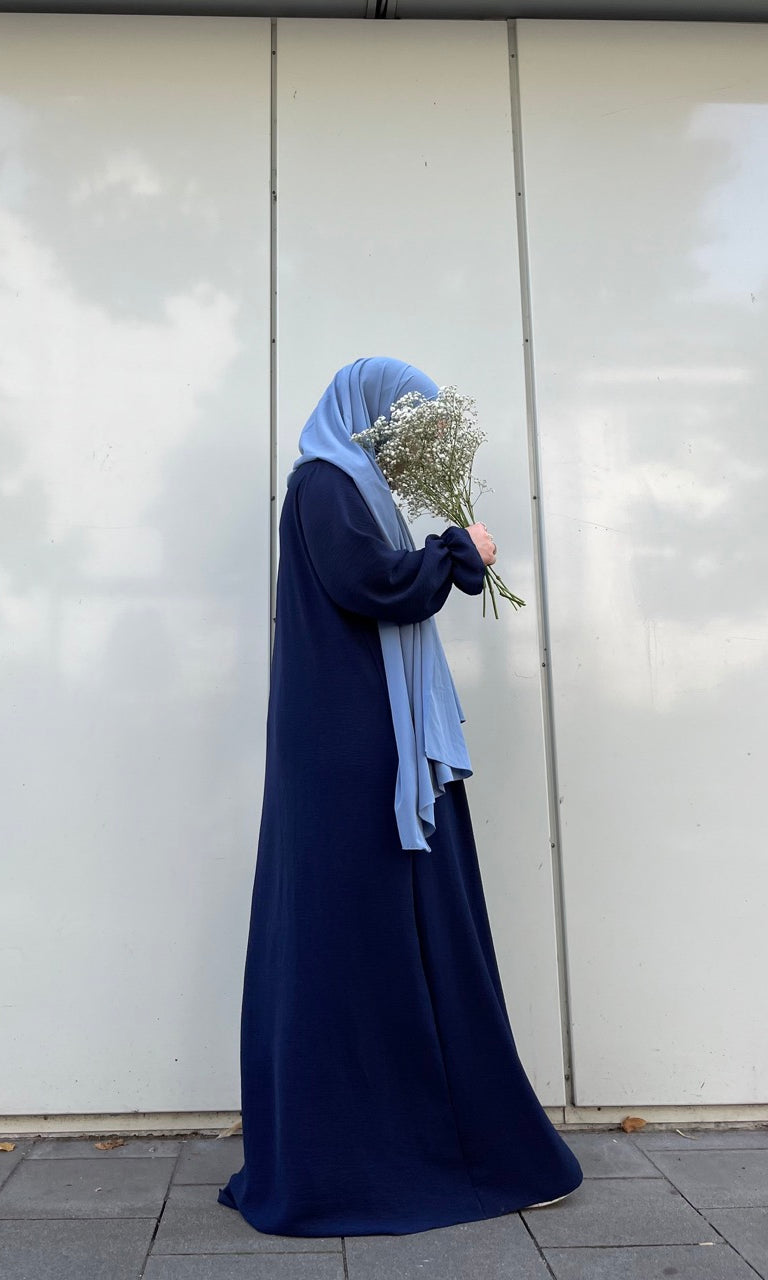 Abaya dunkelblau aus elastischem Jazz-Stoff mit Rüschenärmeln, Seitenansicht.