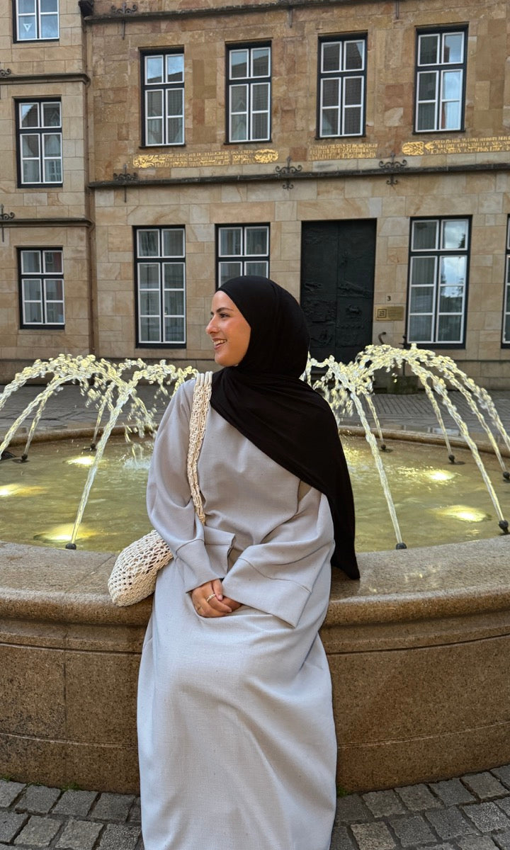 Beige Abaya in Leinenoptik, knöchellang (ca. 1,45 m), schlichte Frontansicht für Alltag und Modest Fashion.