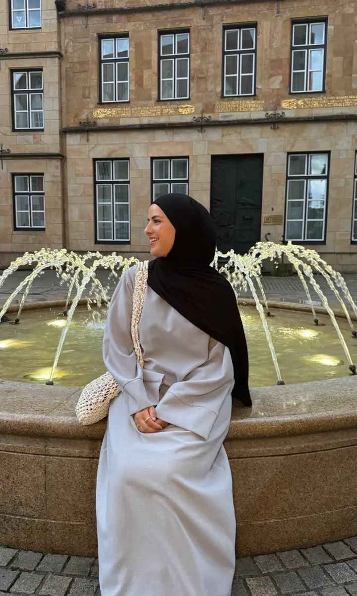 Beige Abaya in Leinenoptik, knöchellang (ca. 1,45 m), schlichte Frontansicht für Alltag und Modest Fashion.