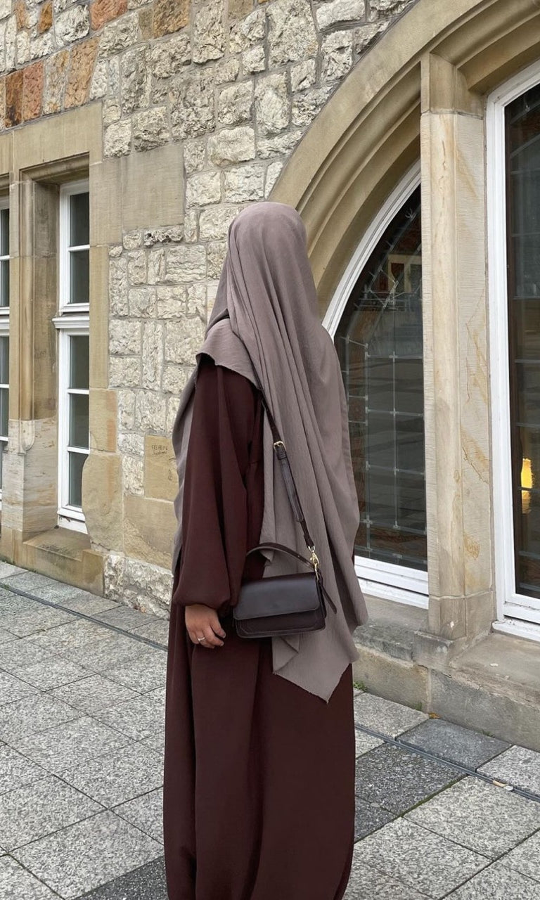 Taupefarbener Khimar aus Jazz, einlagig und blickdicht, Rückansicht getragen