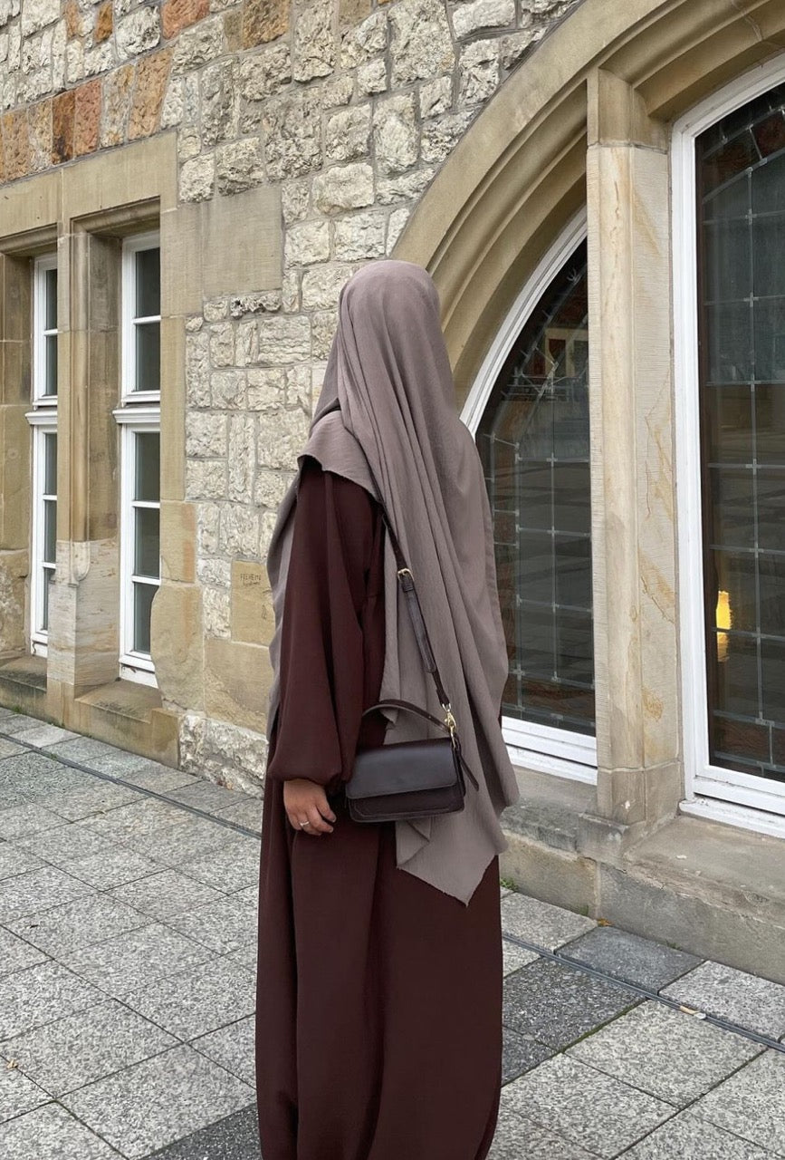 Taupefarbener Khimar aus Jazz, einlagig und blickdicht, Rückansicht getragen