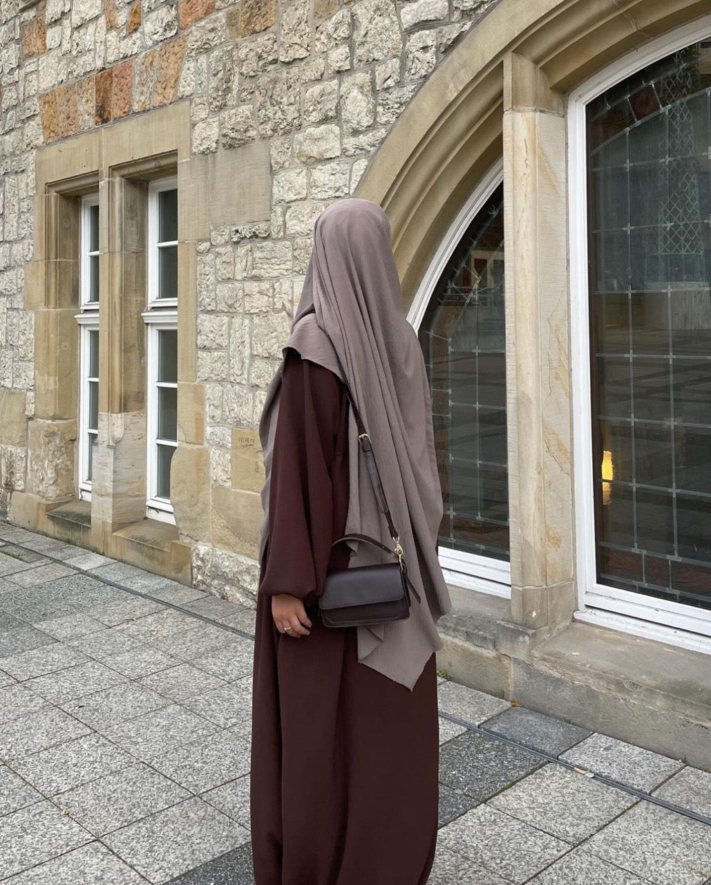 Taupefarbener Khimar aus Jazz, einlagig und blickdicht, Rückansicht getragen