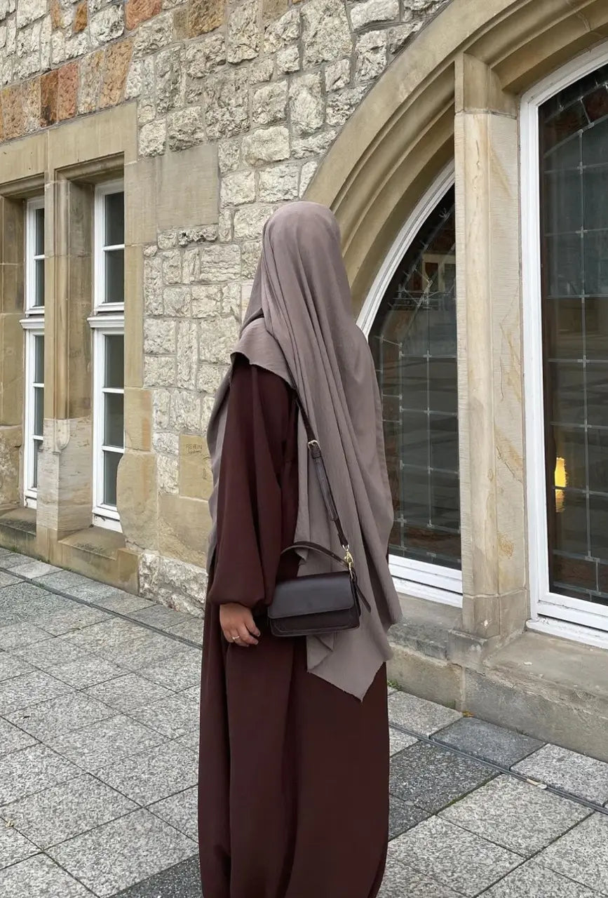 Taupefarbener Khimar aus Jazz, einlagig und blickdicht, Rückansicht getragen