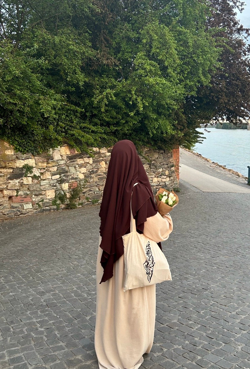 Dunkelbrauner Khimar aus Jazz, zweilagig mit fließender Drapierung, Rückansicht