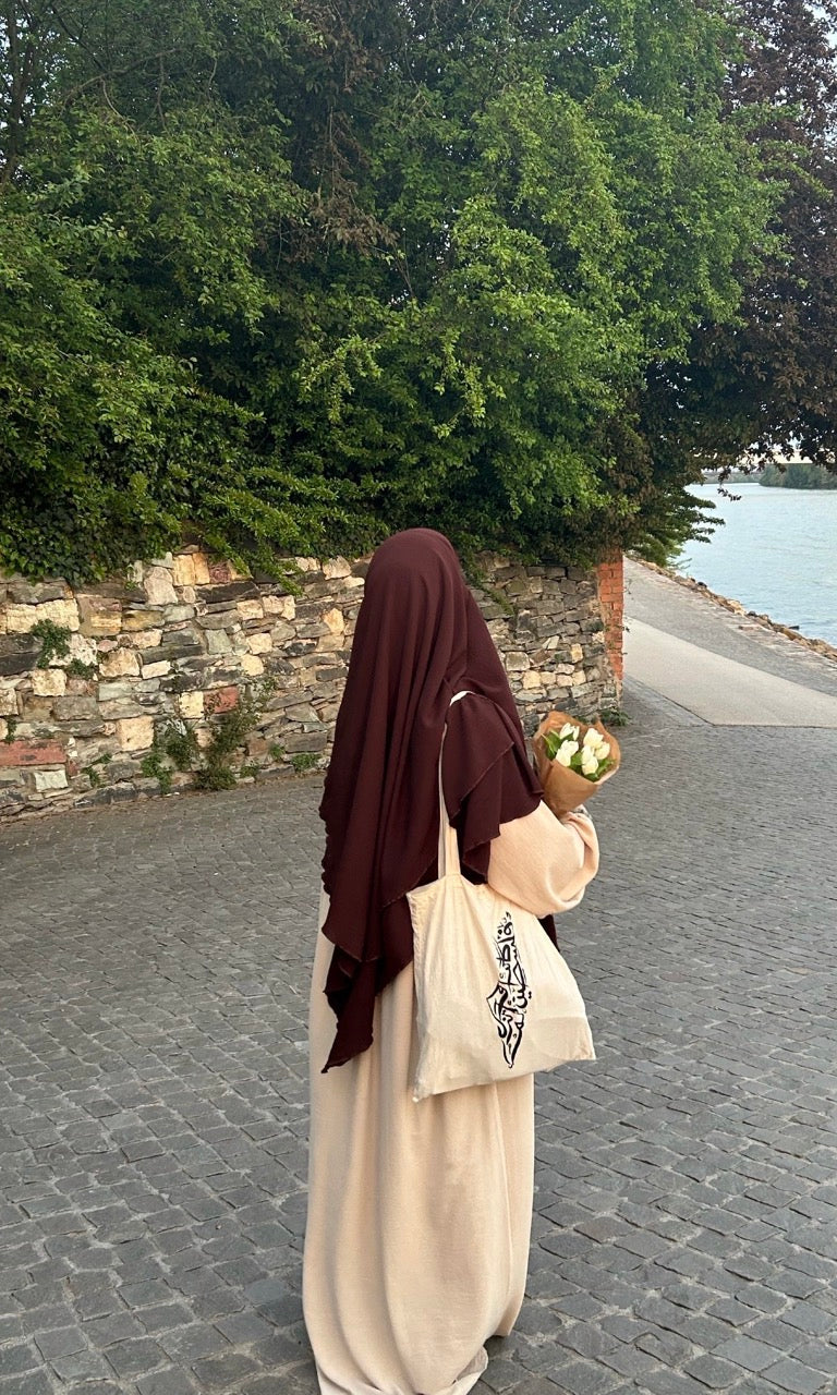 Dunkelbrauner Khimar aus Jazz, zweilagig mit fließender Drapierung, Rückansicht