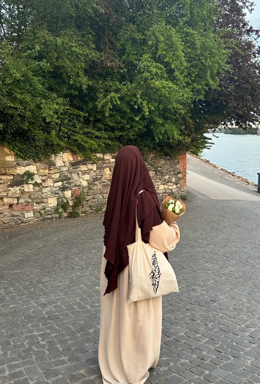 Dunkelbrauner Khimar aus Jazz, zweilagig mit fließender Drapierung, Rückansicht