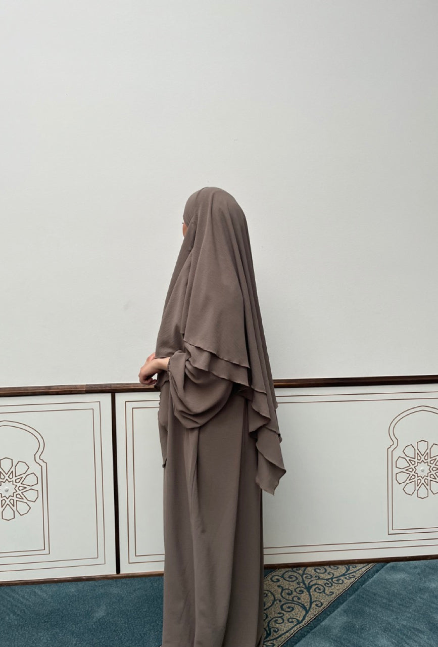 Abaya in taupe aus Jazz-Stoff mit Ballonärmeln, mit zweilagigem Khimar, Seitenansicht.
