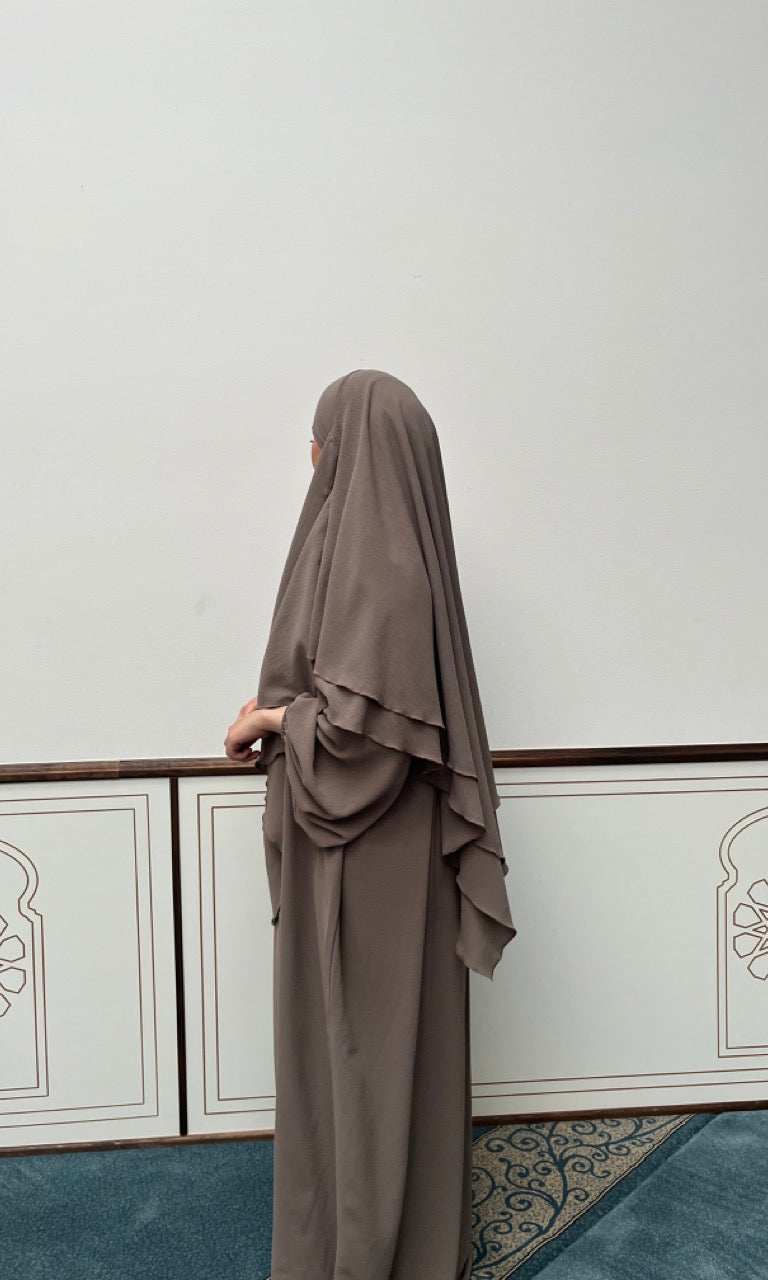 Abaya in taupe aus Jazz-Stoff mit Ballonärmeln, mit zweilagigem Khimar, Seitenansicht.