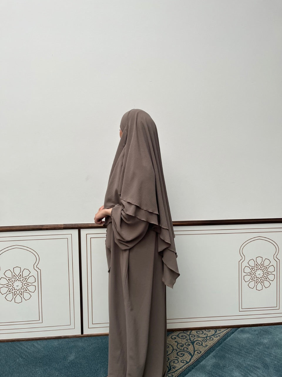 Abaya in taupe aus Jazz-Stoff mit Ballonärmeln, mit zweilagigem Khimar, Seitenansicht.