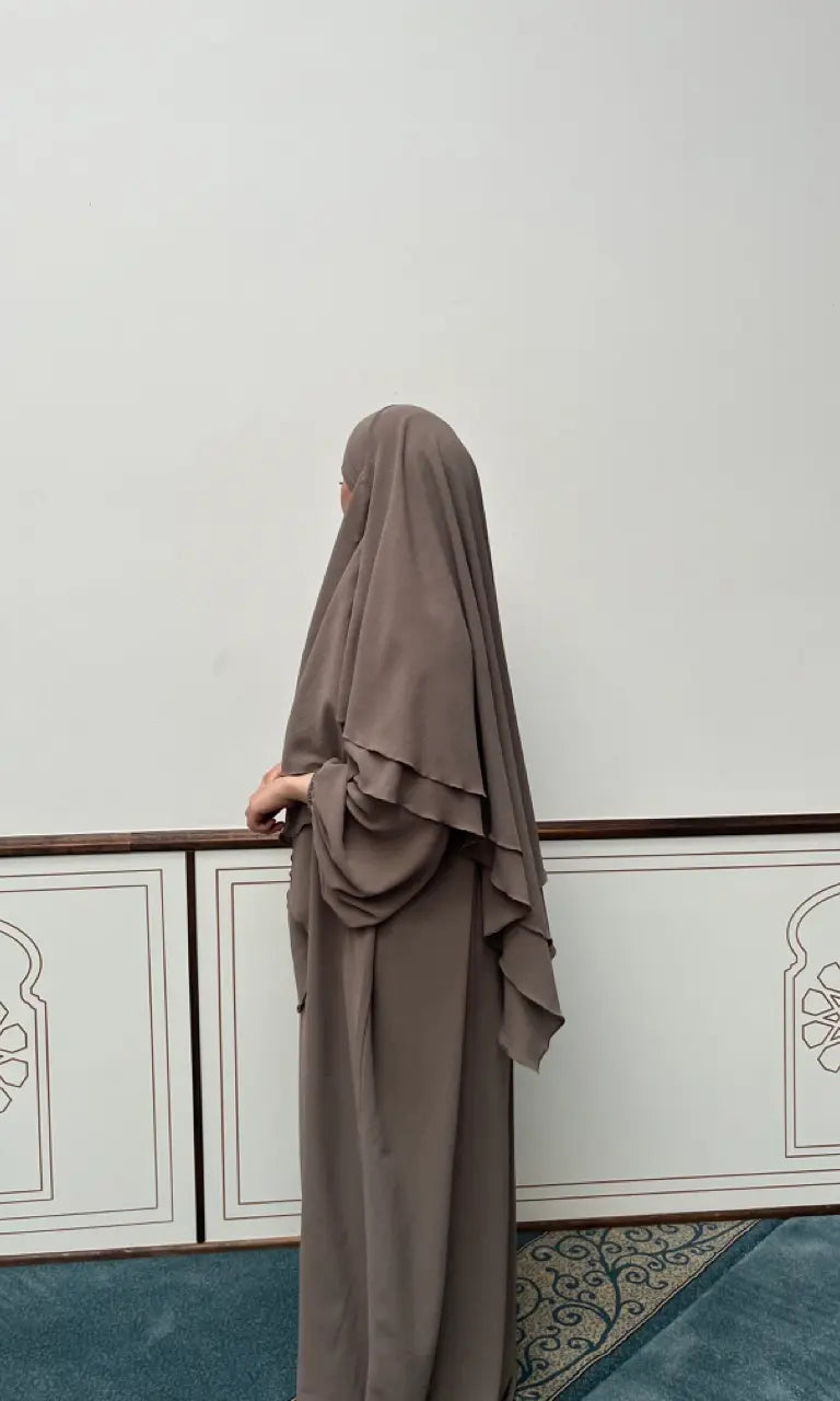 Abaya in taupe aus Jazz-Stoff mit Ballonärmeln, mit zweilagigem Khimar, Seitenansicht.