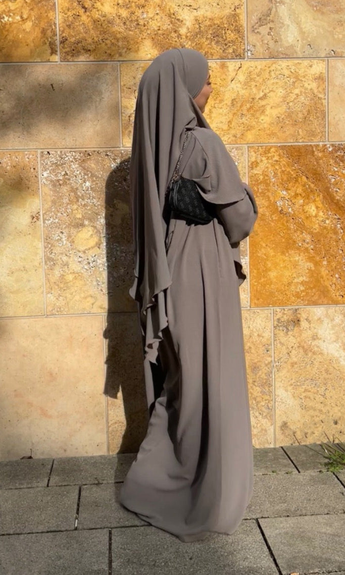 Ein zweilagiger Khimar und eine Abaya mit Ballonärmeln, frontale Ansicht, aus fließendem Material.