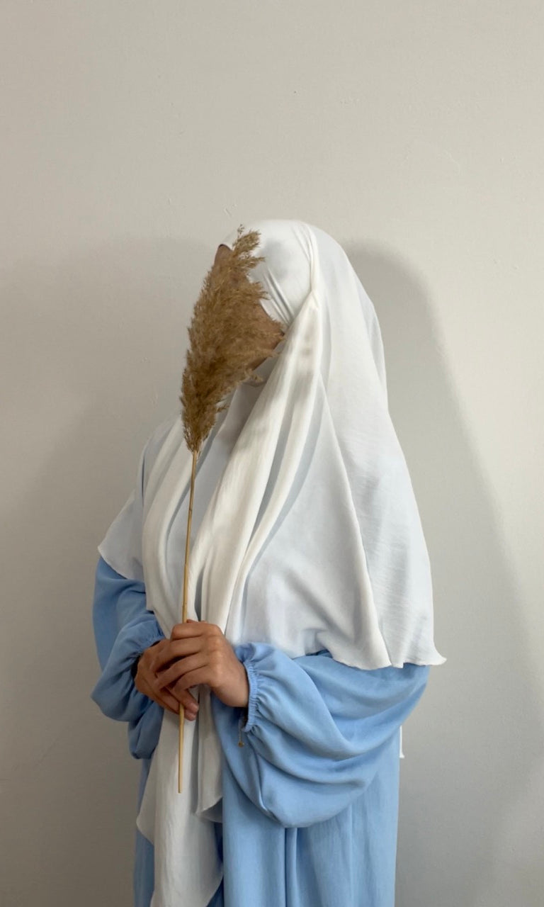 Abaya hellblau aus elastischem jazz-stoff mit ballonärmeln, vorderansicht