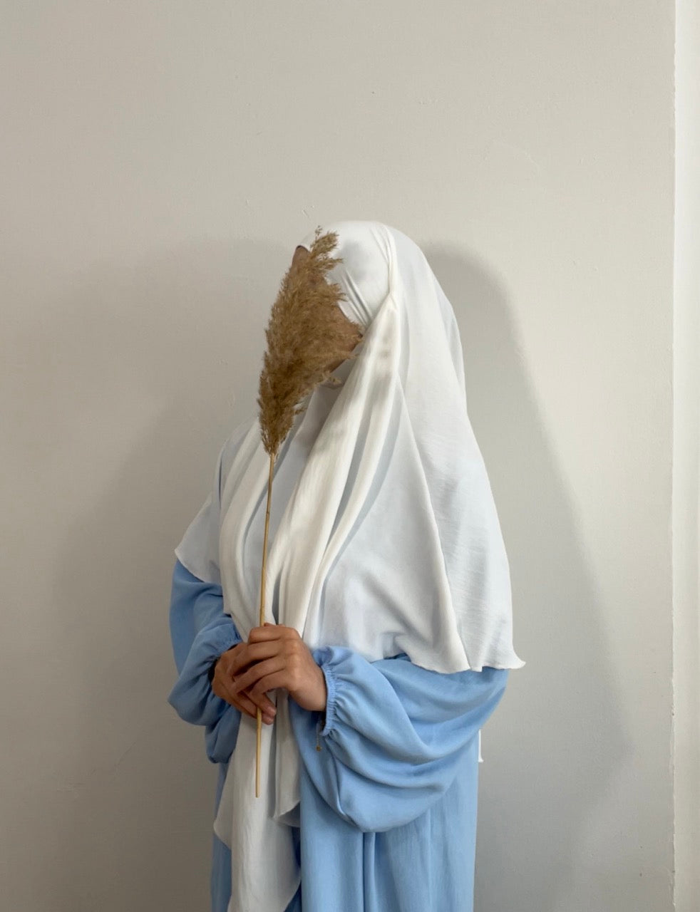 Abaya hellblau aus elastischem jazz-stoff mit ballonärmeln, vorderansicht