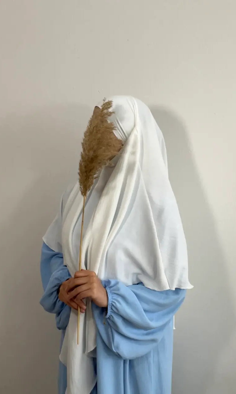 Abaya hellblau aus elastischem jazz-stoff mit ballonärmeln, vorderansicht