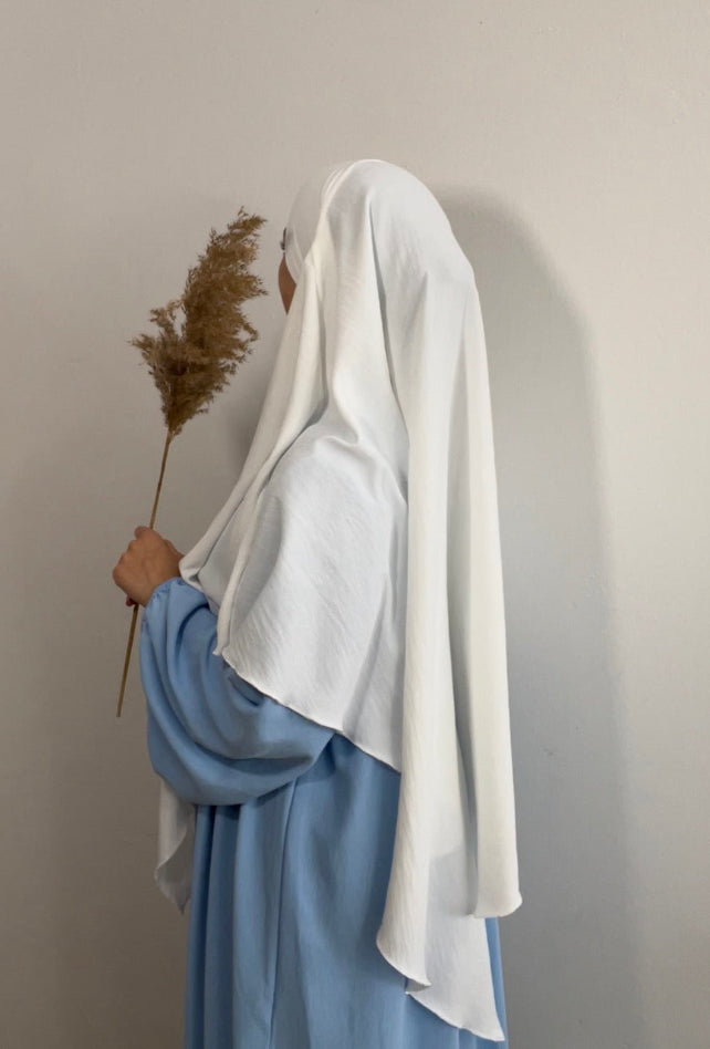 Weißer einlagiger Khimar aus Jazz, blickdicht, über hellblauer Abaya, Seitenansicht