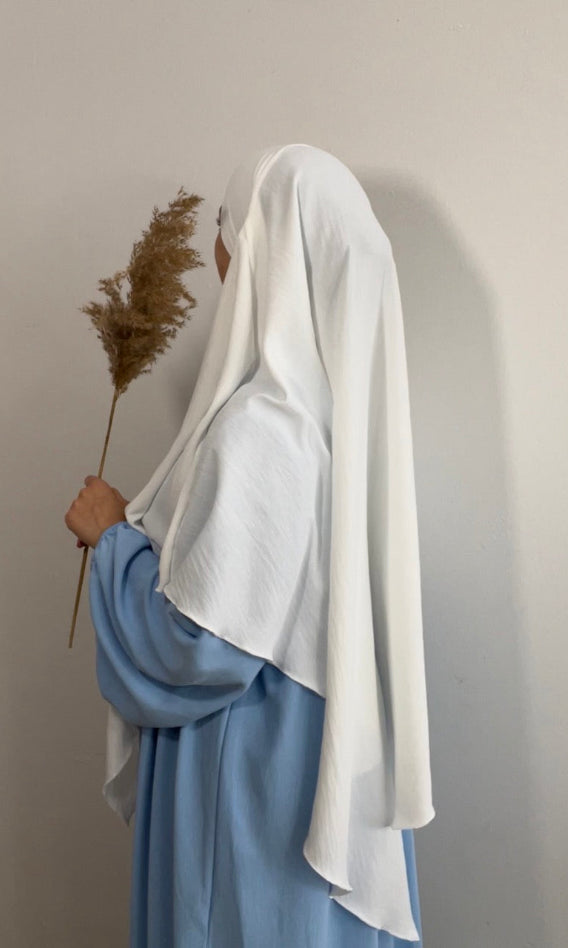 Weißer einlagiger Khimar aus Jazz, blickdicht, über hellblauer Abaya, Seitenansicht