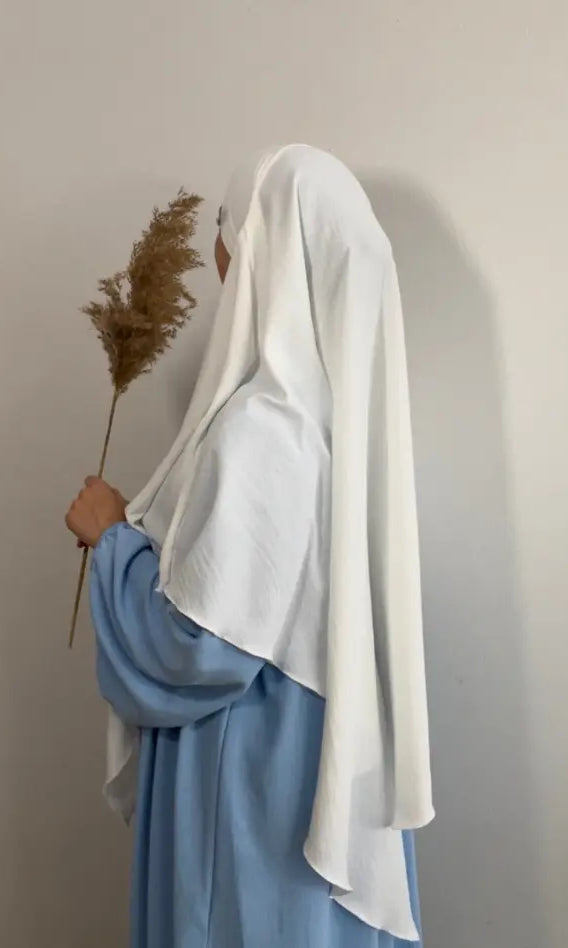 Weißer einlagiger Khimar aus Jazz, blickdicht, über hellblauer Abaya, Seitenansicht