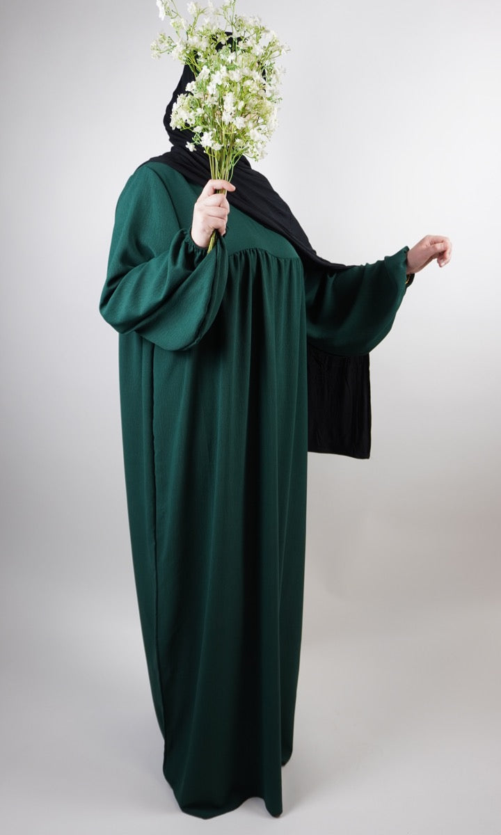 abaya dunkelgrün aus jazz-stoff mit ballonärmeln, bodenlang, frontansicht