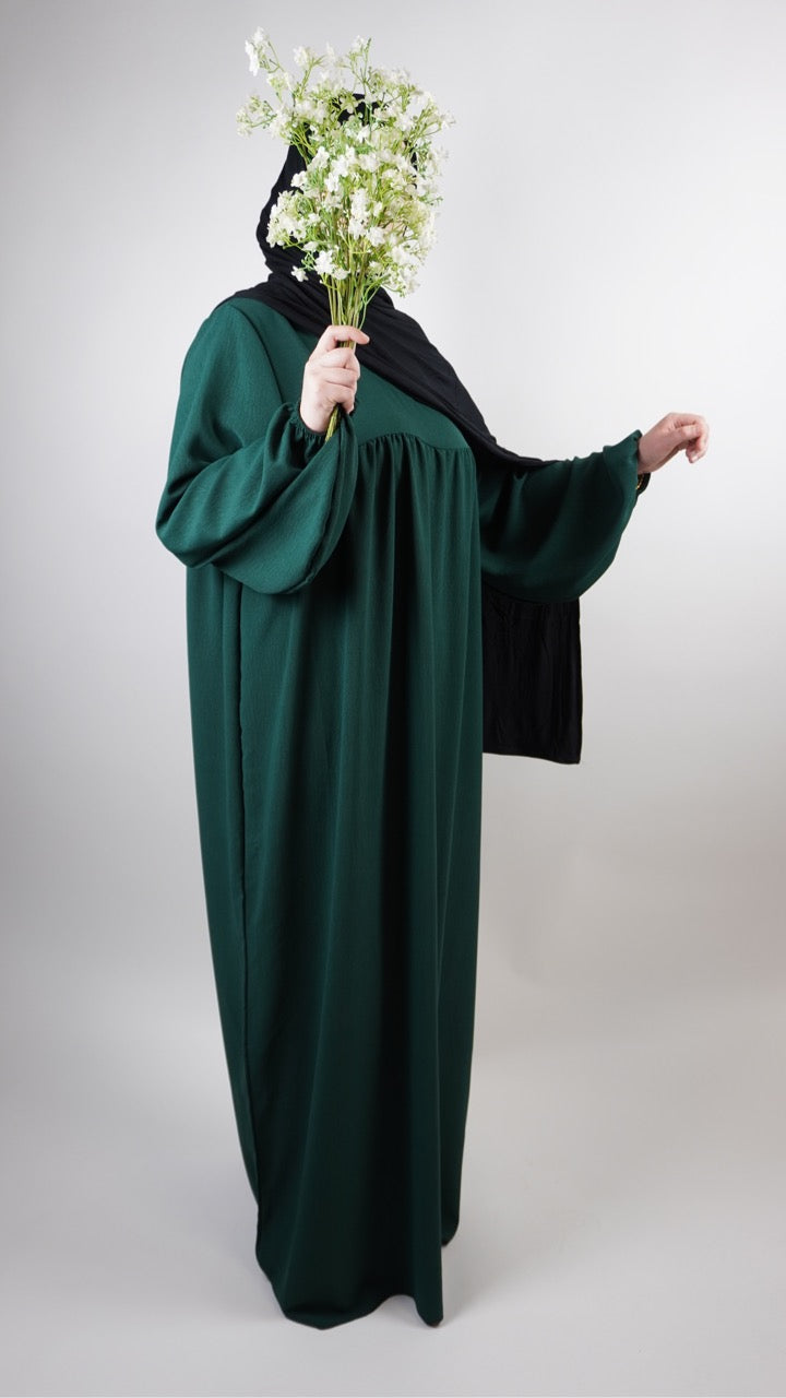 abaya dunkelgrün aus jazz-stoff mit ballonärmeln, bodenlang, frontansicht