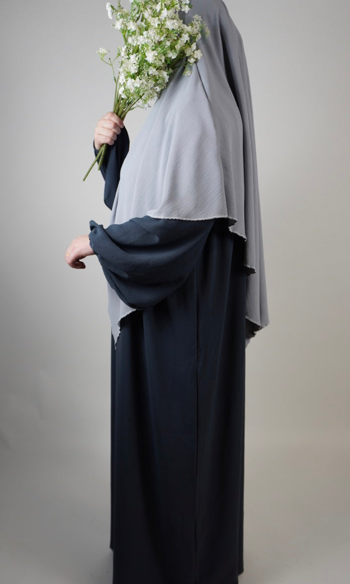 schwarze abaya aus jazzstoff mit ballonärmeln, seitenansicht
