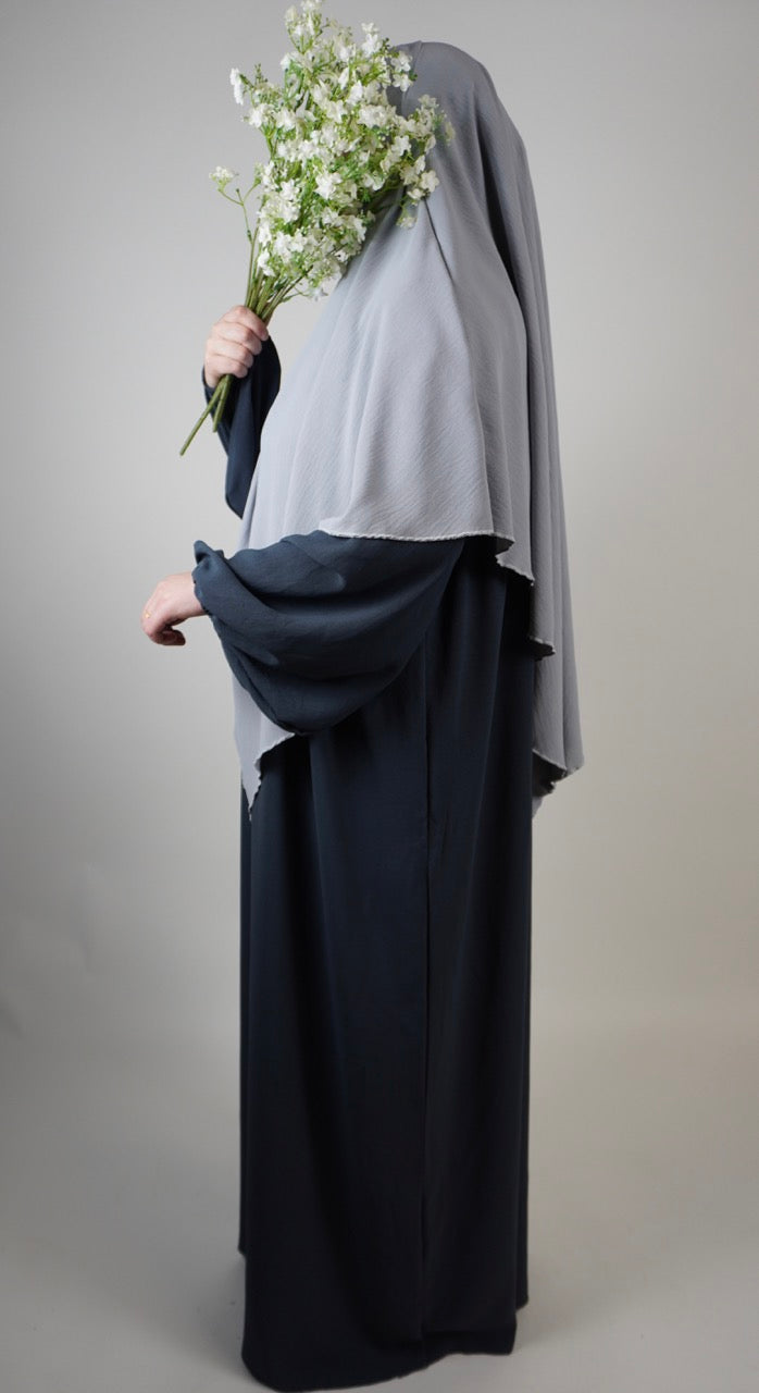 schwarze abaya aus jazzstoff mit ballonärmeln, seitenansicht