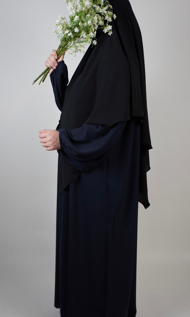 Abaya aus dunkelblauem Jazz-Stoff mit Ballonärmeln, Seitenansicht.