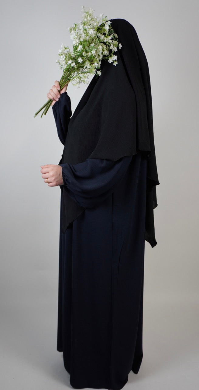 Abaya aus dunkelblauem Jazz-Stoff mit Ballonärmeln, Seitenansicht.