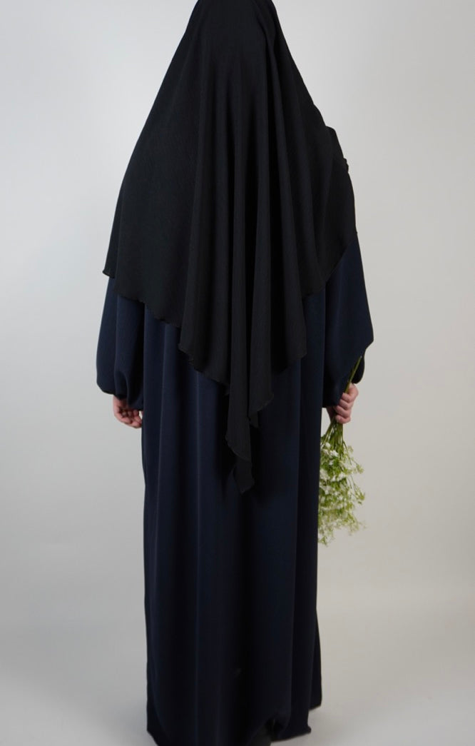 einlagiger schwarzer khimar aus jazz-stoff, rückenansicht, langes rückteil