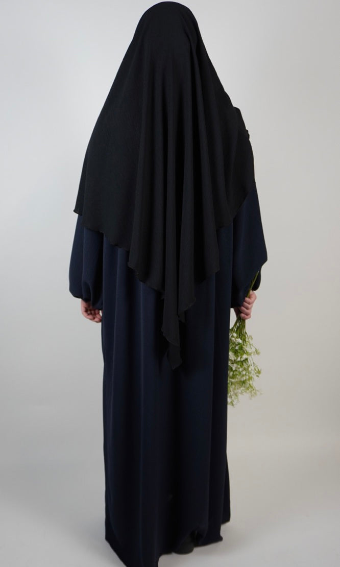 einlagiger schwarzer khimar aus jazz-stoff, rückenansicht, langes rückteil