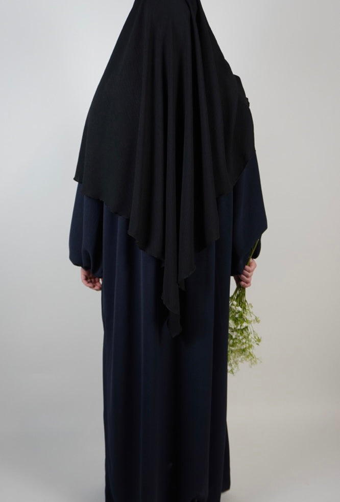 einlagiger schwarzer khimar aus jazz-stoff, rückenansicht, langes rückteil