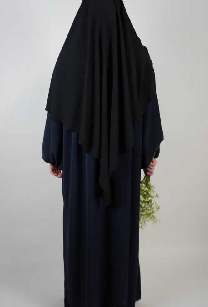 einlagiger schwarzer khimar aus jazz-stoff, rückenansicht, langes rückteil