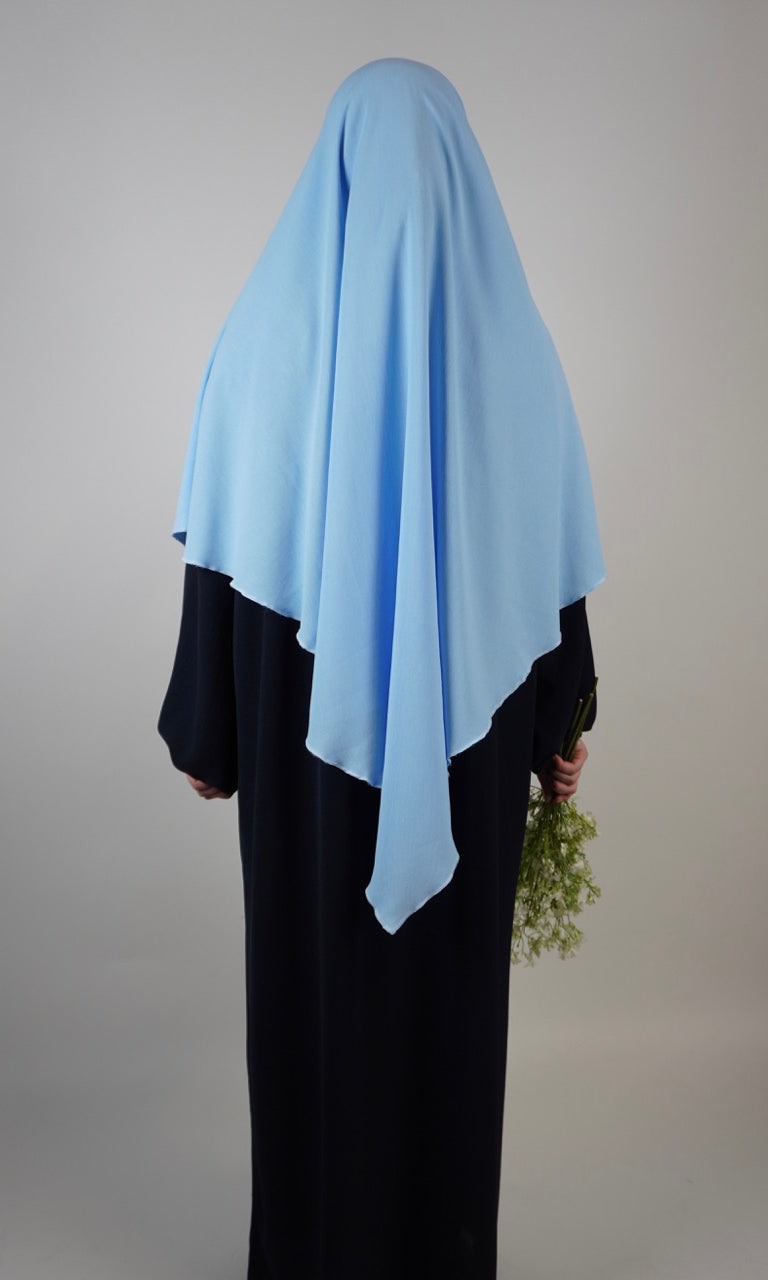 einlagiger khimar hellblau aus jazz-stoff, rückansicht mit langem, spitz zulaufendem saum