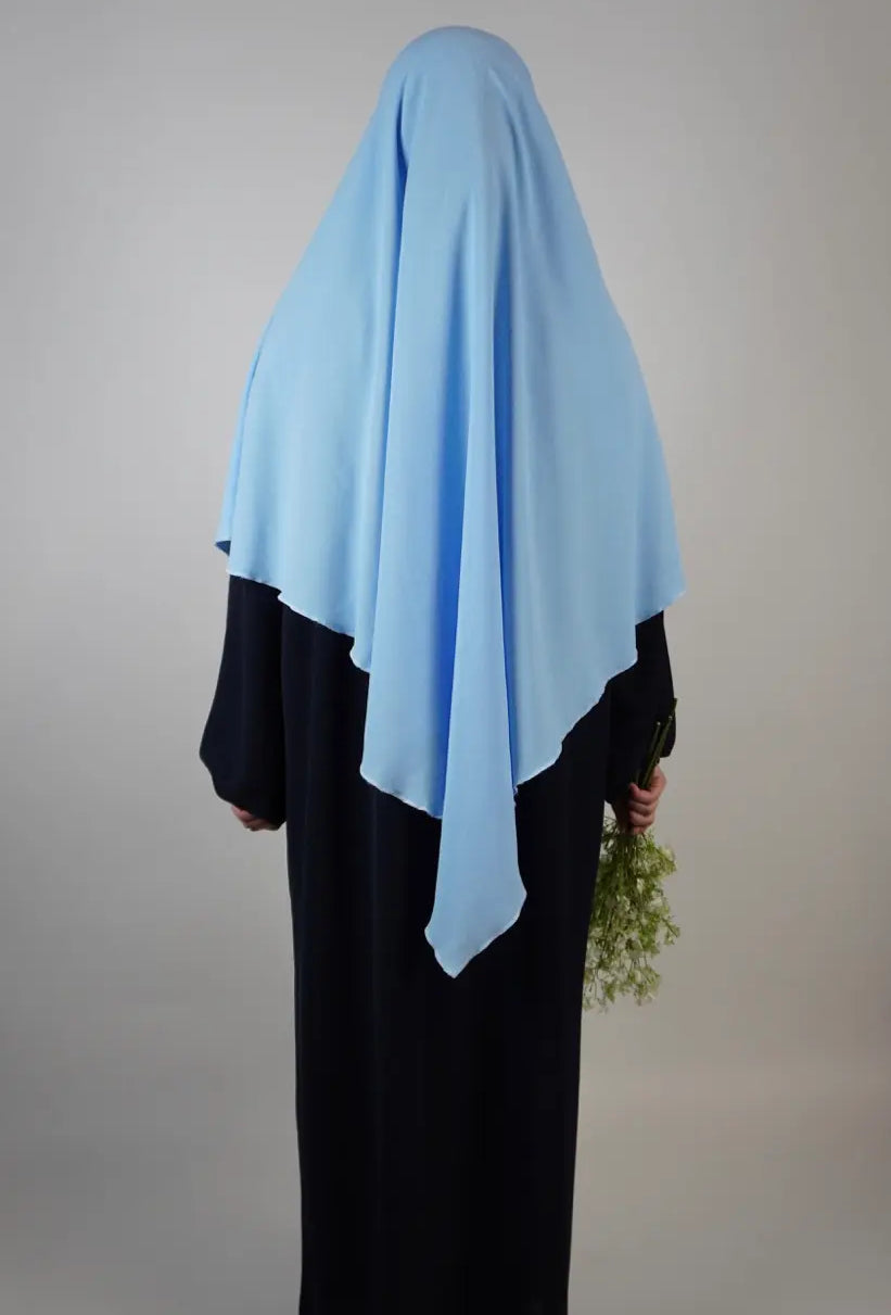 einlagiger khimar hellblau aus jazz-stoff, rückansicht mit langem, spitz zulaufendem saum