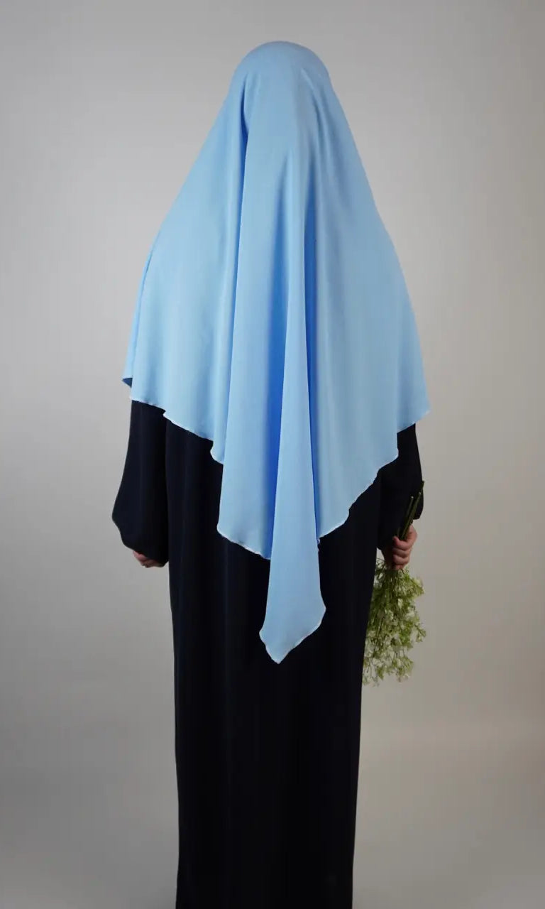 einlagiger khimar hellblau aus jazz-stoff, rückansicht mit langem, spitz zulaufendem saum