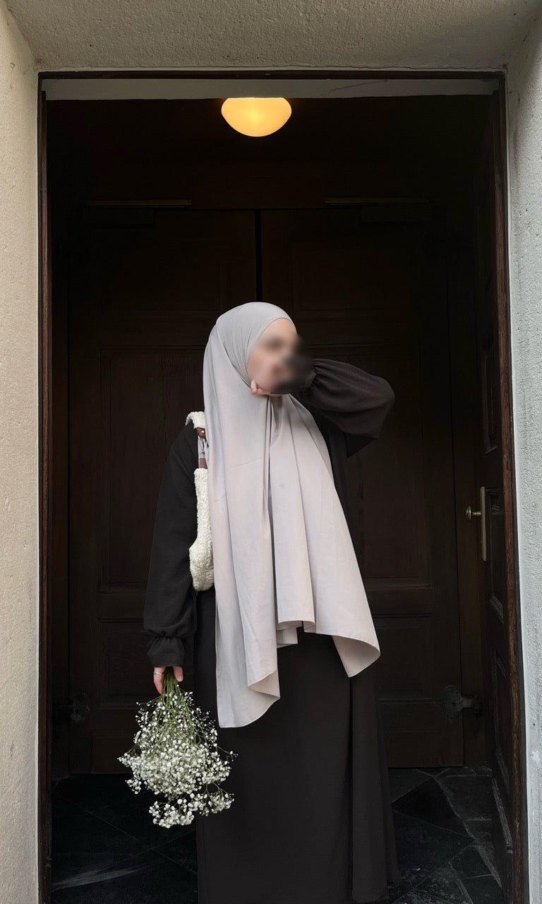 schwarze abaya aus jazz-stoff mit rüschenärmeln, maxilänge, frontansicht