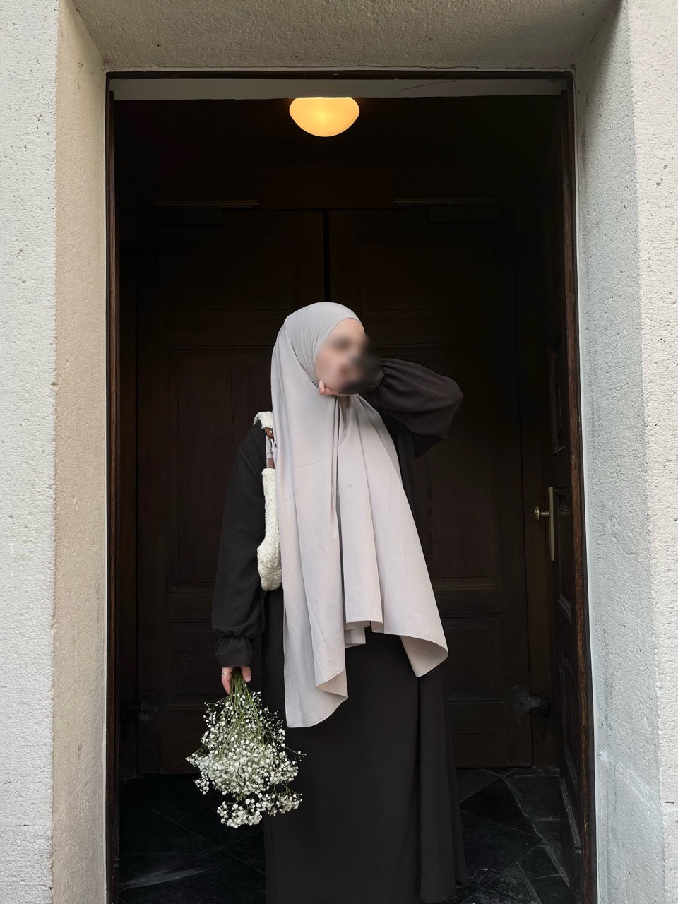 schwarze abaya aus jazz-stoff mit rüschenärmeln, maxilänge, frontansicht