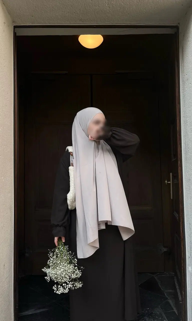 schwarze abaya aus jazz-stoff mit rüschenärmeln, maxilänge, frontansicht