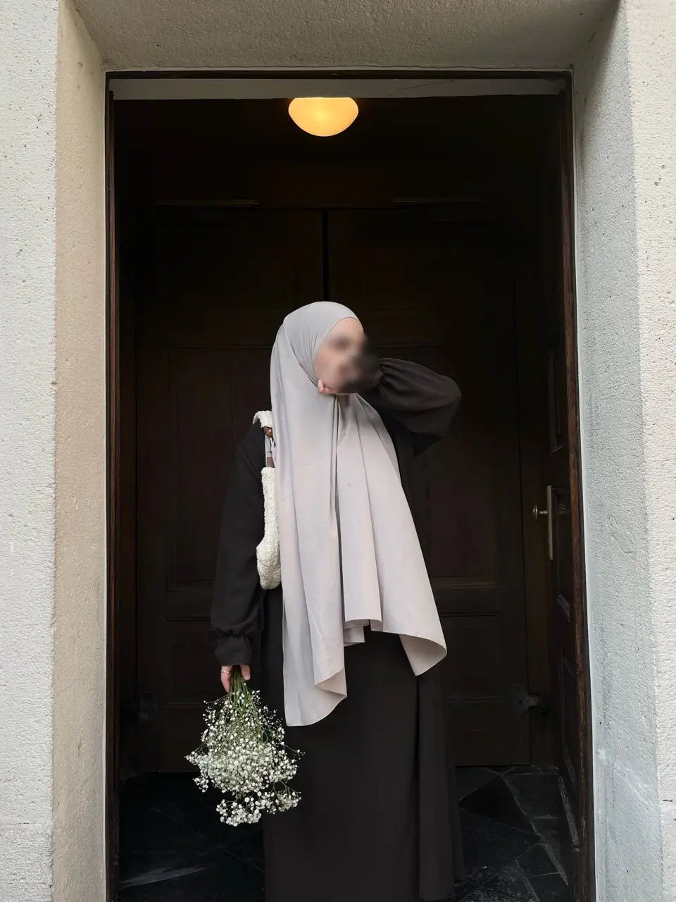 schwarze abaya aus jazz-stoff mit rüschenärmeln, maxilänge, frontansicht