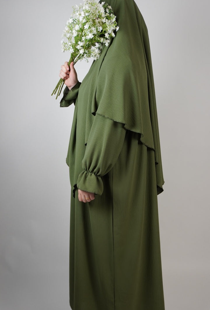 olivgrüne abaya mit ballonärmeln und farbgleichem lagen-khimar aus jazz-stoff, seitenansicht