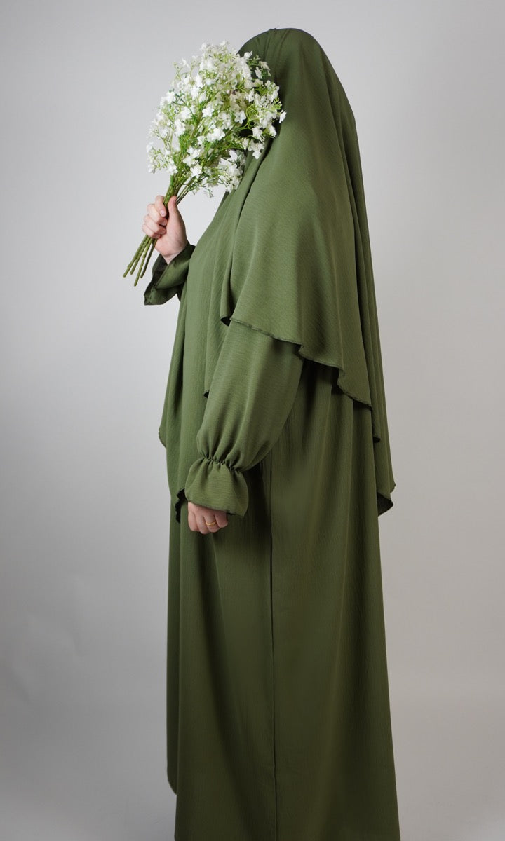 olivgrüne abaya mit ballonärmeln und farbgleichem lagen-khimar aus jazz-stoff, seitenansicht