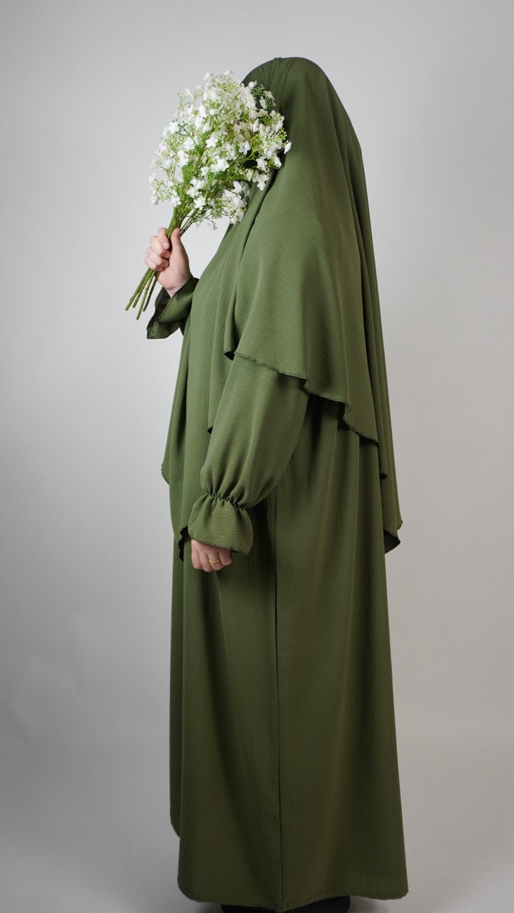 olivgrüne abaya mit ballonärmeln und farbgleichem lagen-khimar aus jazz-stoff, seitenansicht