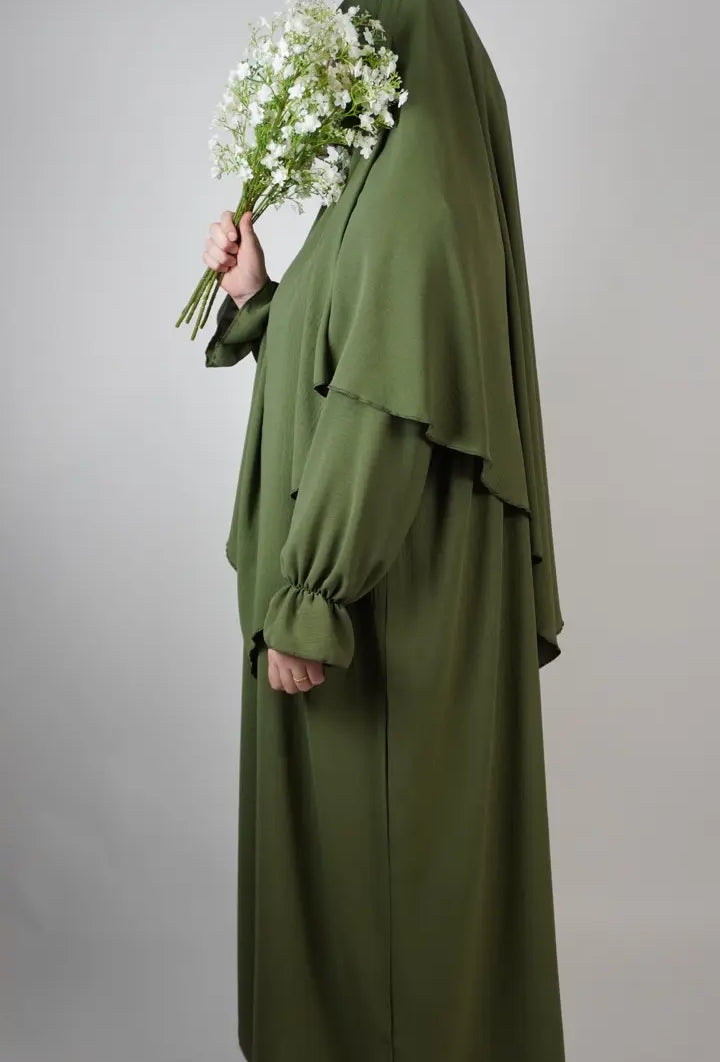 olivgrüne abaya mit ballonärmeln und farbgleichem lagen-khimar aus jazz-stoff, seitenansicht